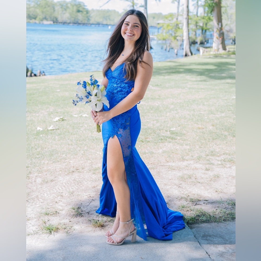 Blue Prom Dress size 00 (fits 00-6)
Ellie Wilde style EW35030